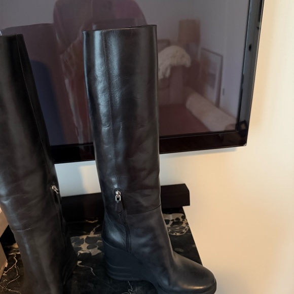 Beautiful Prada Boots from Holt Renfrew size 39 Black - Picture 8 of 15